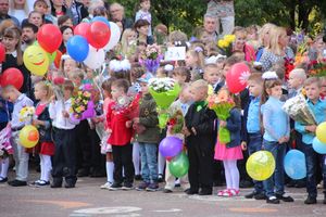 Самую многочисленную школу Великих Лук пополнили 116 первоклассников (ФОТО)
