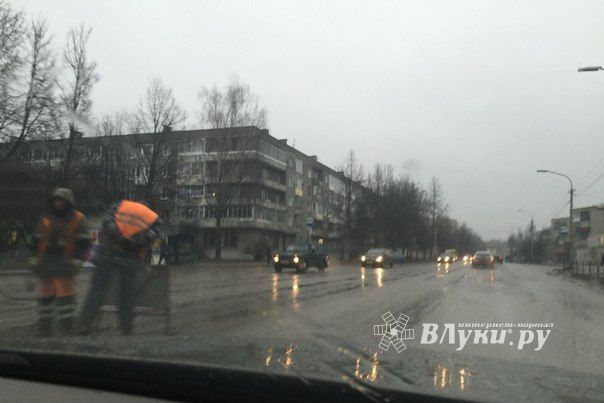Фотофакт: в Великих Луках ремонтируют дорогу