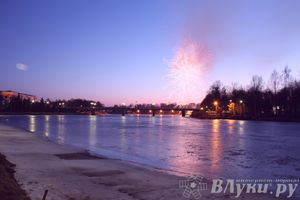 День защитника отечества в Великих Луках отметили памятным митингом и салютом