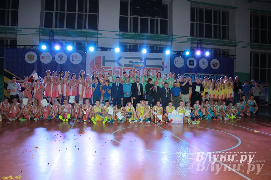 В Великих Луках прошли финальные игры Чемпионата ШБЛ «КЭС-БАСКЕТ» (фото)