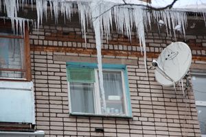 Сосульки в Великих Луках продолжают расти