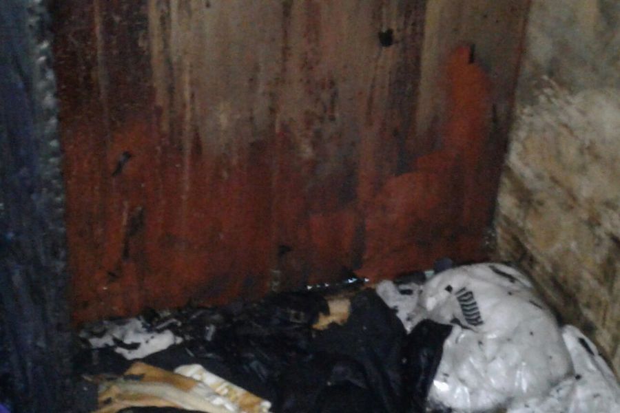 На улице Витебской в Великих Луках произошёл пожар в многоквартирном жилом доме (ФОТО)