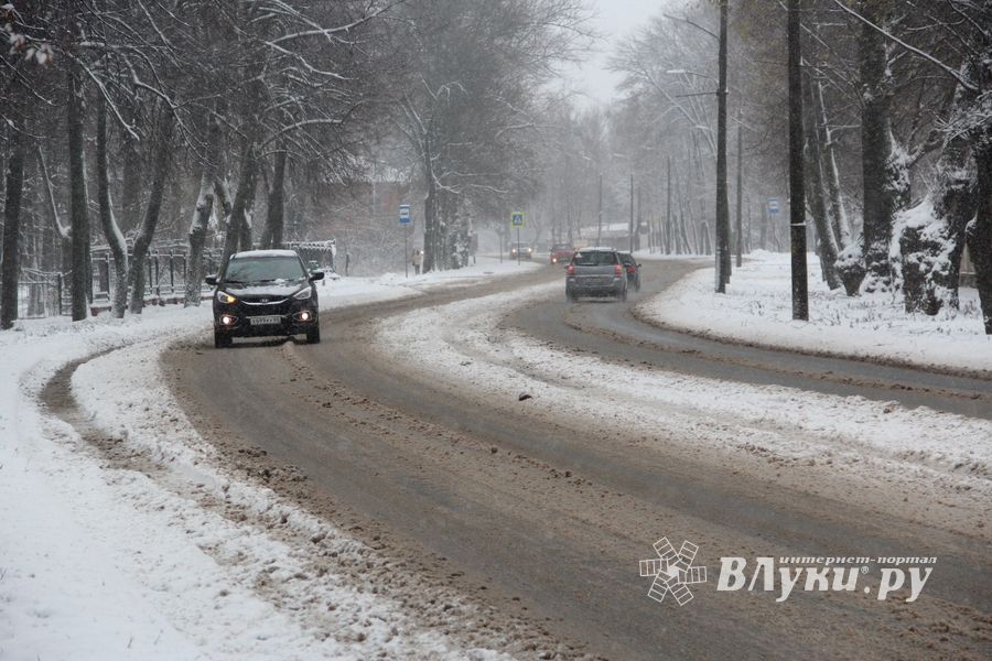 С первым снегопадом вас, коммунальщики Великих Лук!