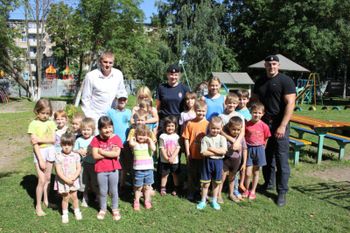 В рамках акции «Зарядка со стражем порядка» псковские полицейские посетили подшефный детский дом (фото)