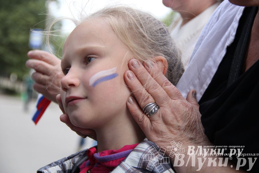В Великих Луках прошла патриотическая акция, посвященная Дню флага России
