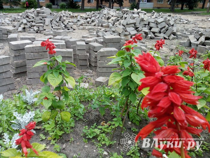 Карцево в Великих Луках мостят (ФОТО)