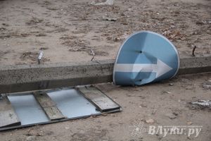 В Великих Луках пьяный водитель снес столб (фото)