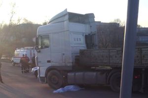 В Великих Луках фура насмерть сбила пешехода