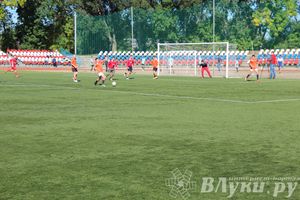 В Великих Луках стартовал открытый турнир по футболу