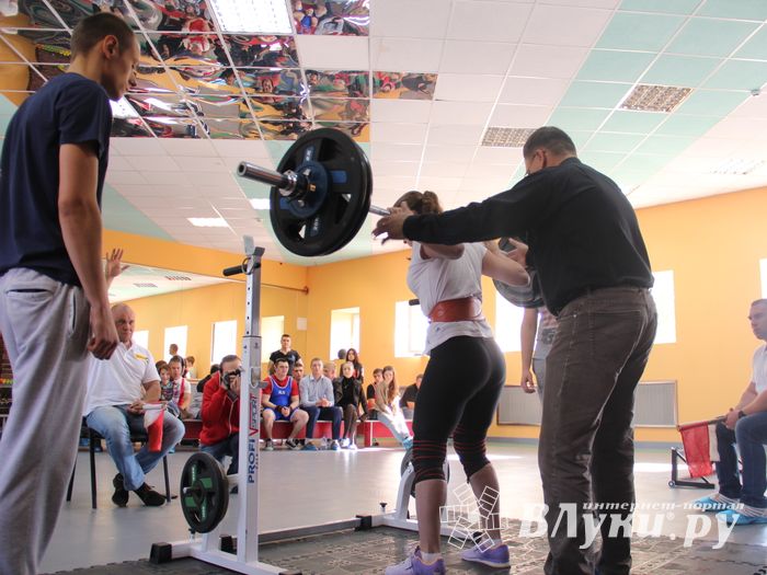 В Великих Луках прошел открытый городской турнир по пауэрлифтингу (фото)