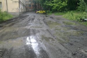 Грязь, лужи и ямы остались после грейдера во дворах по проспекту Гагарина в Великих Луках