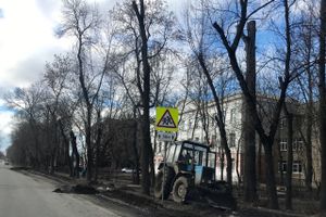 В Великих Луках очищают обочины улиц от снега и грязи (ФОТО)