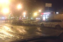 В Петербурге водитель самосвала залил цементом припаркованные автомобили и дорогу (фото)