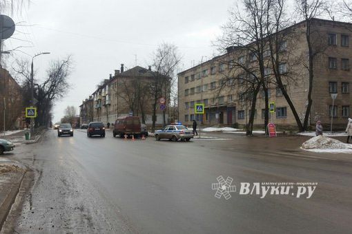 В Великих Луках столкнулись легковушка и маршрутка (фото)