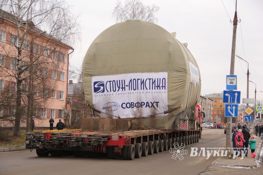 Негабаритный автопоезд вновь следует по улицам Великих Лук