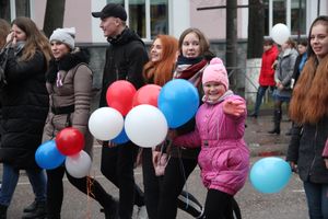 В Великих Луках прошло праздничное шествие (ФОТО)