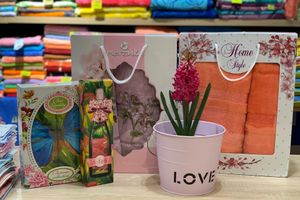 Кот Барон приготовил подарки для женщин