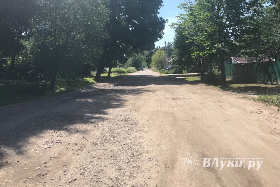 «Невидимый» асфальт на великолукской дороге (ФОТО)