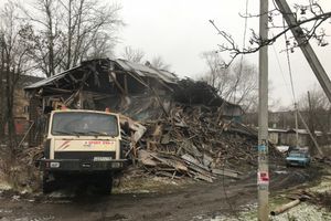 ФОТОФАКТ: В Великих Луках сносят барак