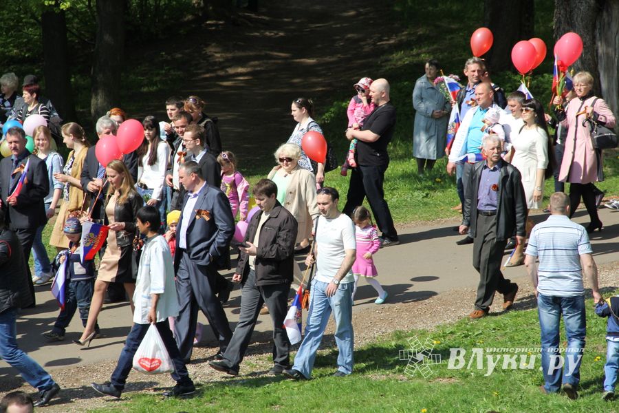 9 мая в Великих Луках. Шествие и салют