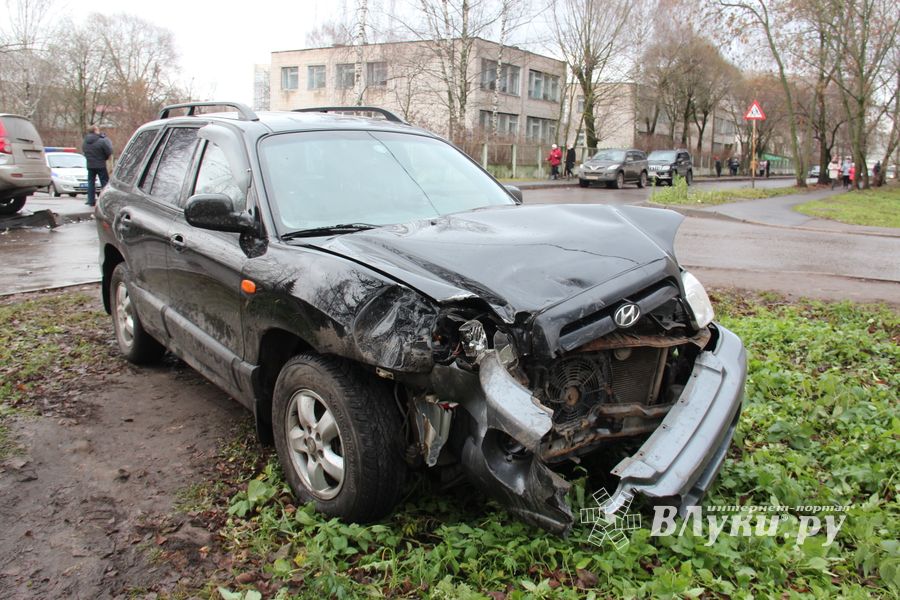 В Великих Луках столкнулись два внедорожника