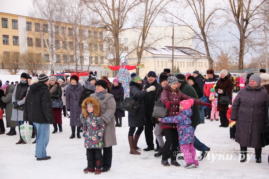 Широко отметили Масленицу в Великих Луках (ФОТО)