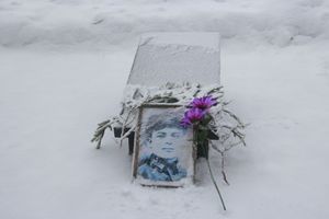 Великолучане возложили цветы на братском мемориальном захоронении (ФОТО)