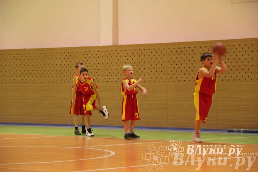 Интересный баскетбольный матч прошел в Великих Луках (фото)