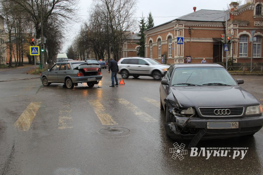 В районе Смоленского рынка произошли два ДТП (ФОТО)