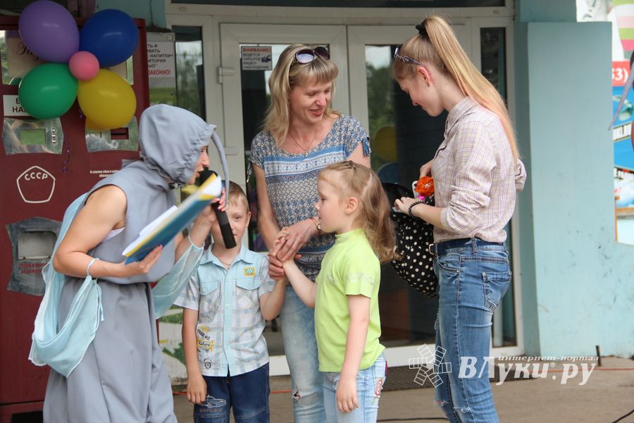 В Великих Луках чествовали близнецов (ФОТО)