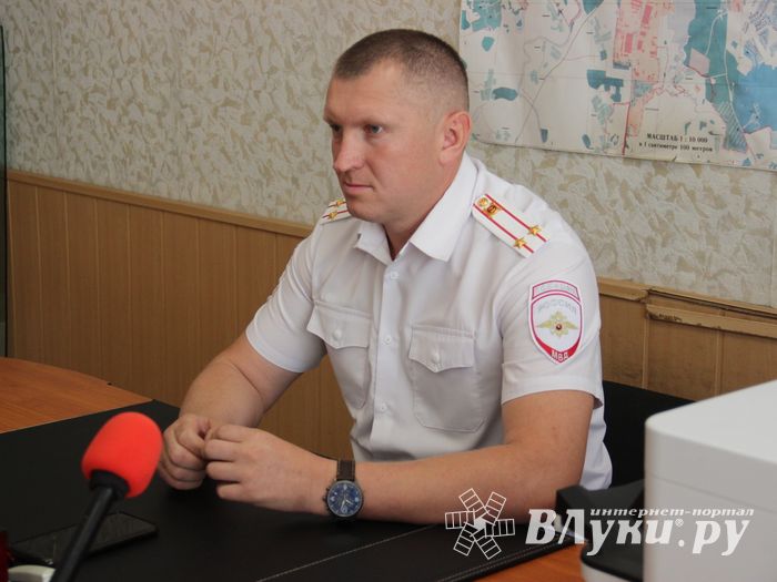 Сотрудников великолукского отдела ГИБДД поздравили с праздником (ФОТО)