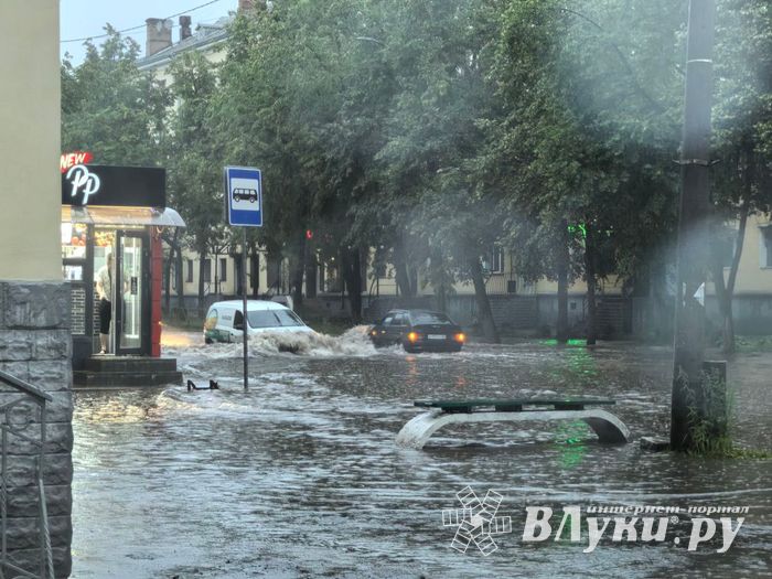 В Великих Луках ликвидируют подтопления от дождя (ФОТО)