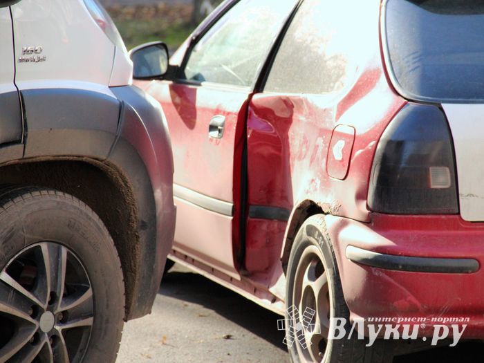 ДТП затруднило движение на пр-те Гагарина в Великих Луках (ФОТО)