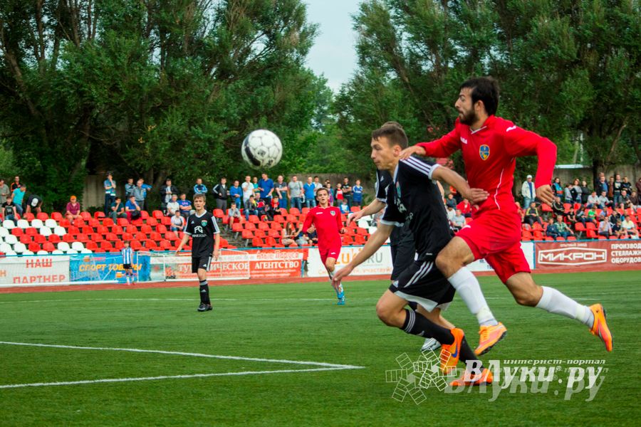 Матчи по футболу в рамках Первенства России проходят в Великих Луках (фото)
