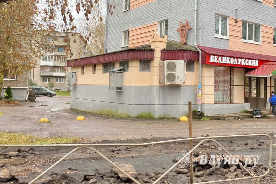 В Великих Луках на улице Зверева обновляют тротуар (ФОТО)