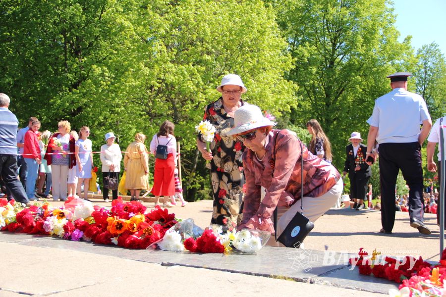 По центральному проспекту Великих Лук прошёл  «Бессмертный полк» (0+) (ФОТО)