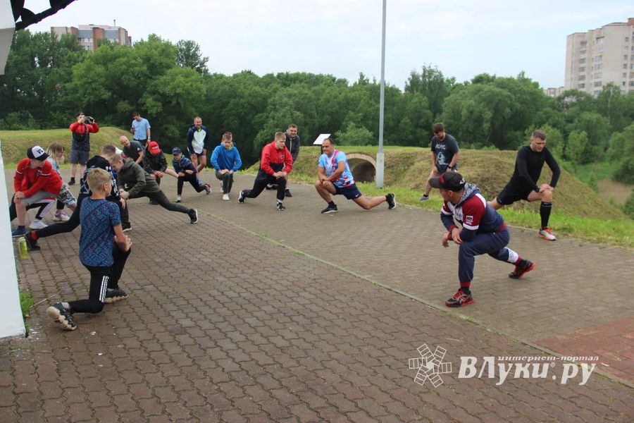 Великолучане провели зарядку с чемпионом (ФОТО)