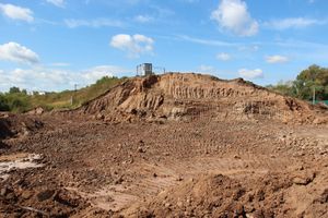  На месте строительства путепровода ведутся работы (фото)