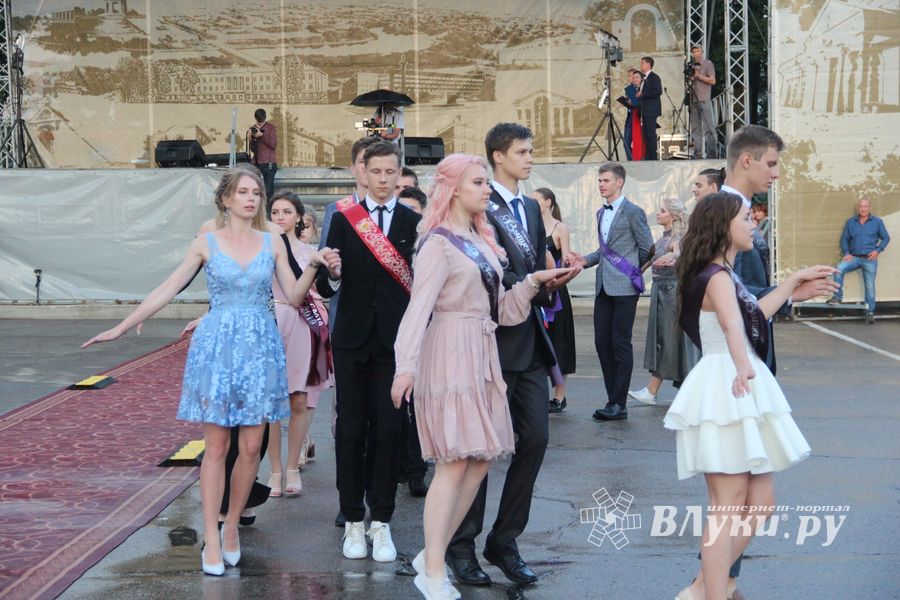 Великолукской «Бригантине» пришлось поплавать под дождём (ФОТО)