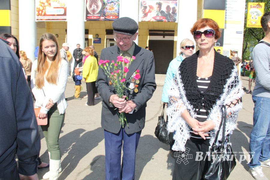 9 мая в Великих Луках. Шествие и салют