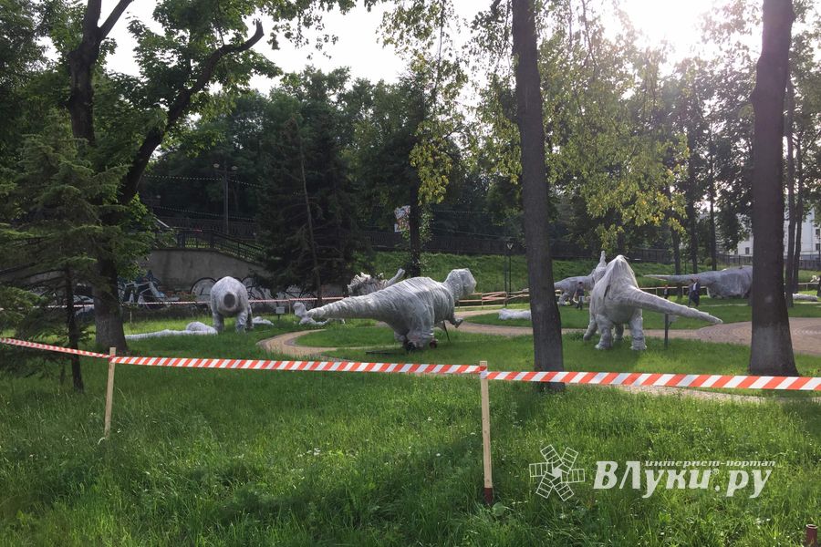 В Великие Луки завезли динозавров (ФОТО)