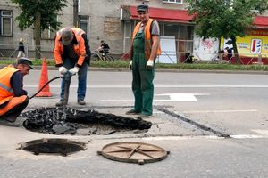 ФОТОФАКТ: В Великих Луках начали заделывать яму на Гагарина