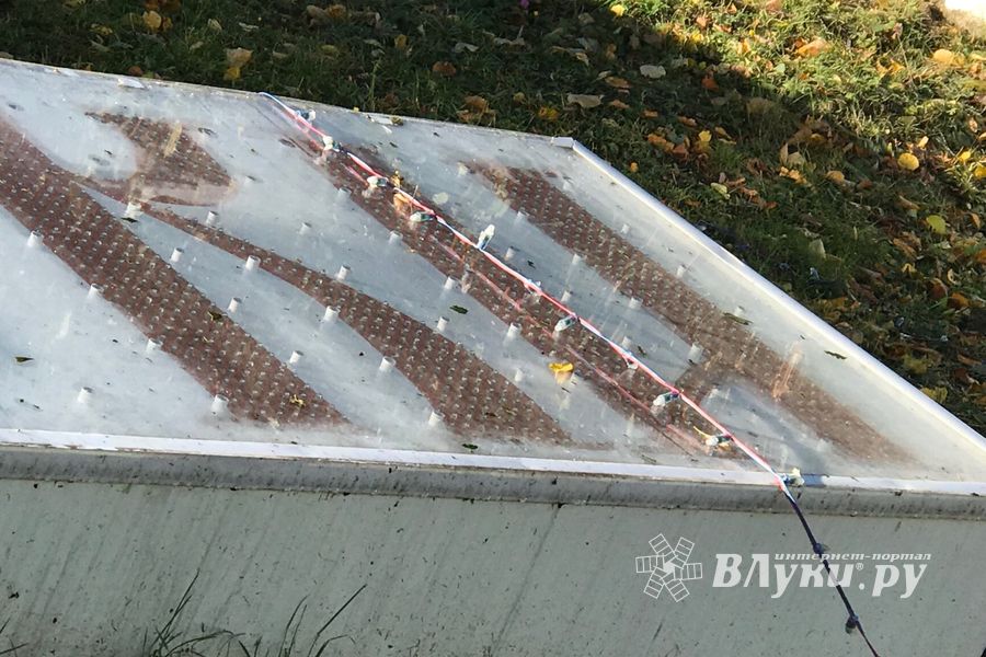 В Великих Луках опять разбили памятный знак (ФОТО)