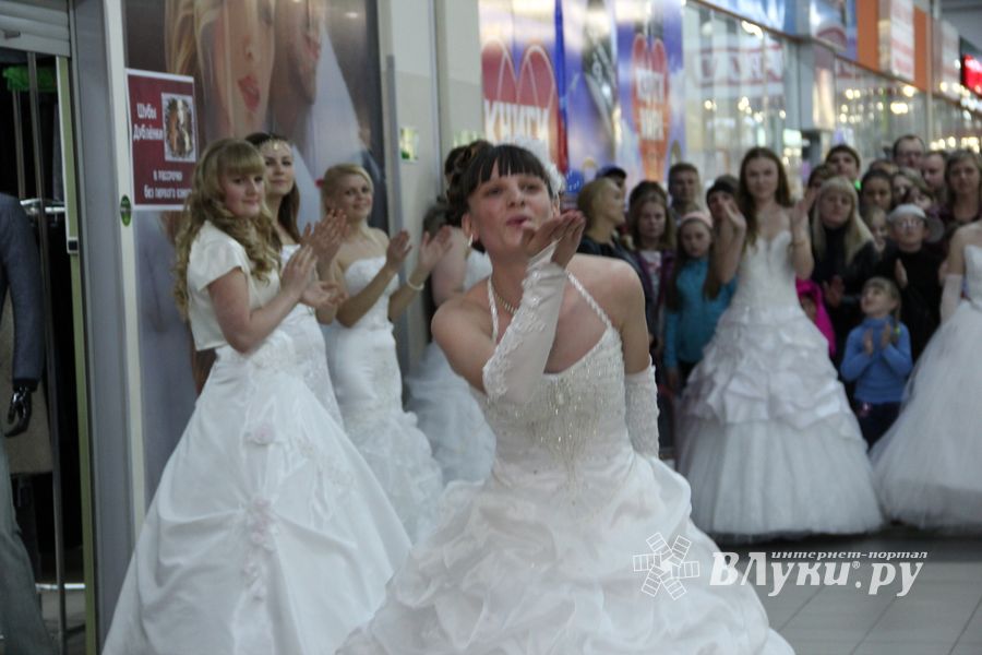 В Великих Луках бегали невесты (ФОТО)