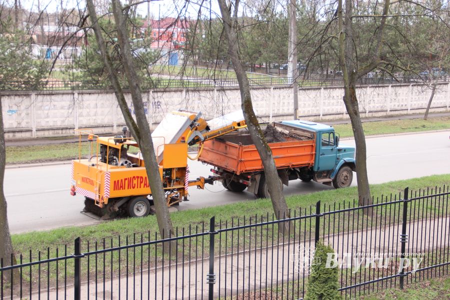 В Великих Луках на Гагарина замечена новая машина для уборки