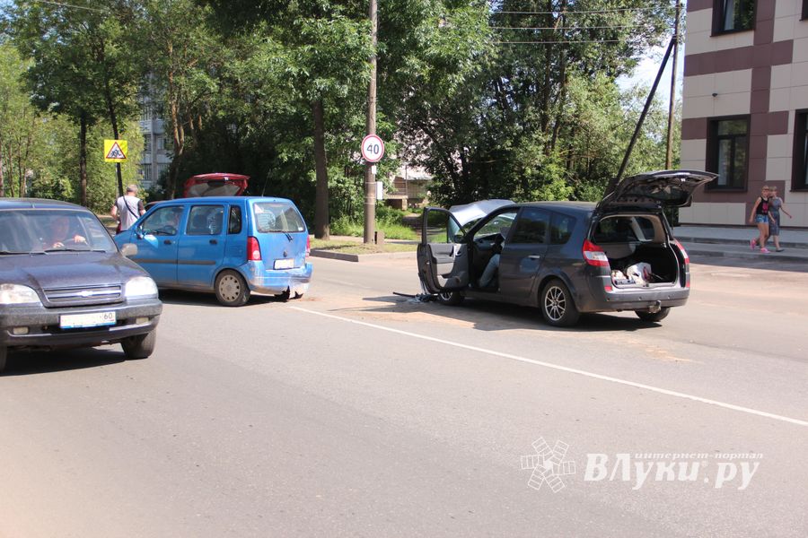 Тройное ДТП на пр-те Гагарина в Великих Луках (ФОТО)