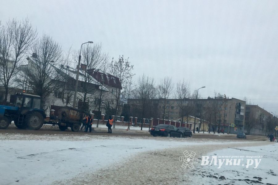 В Великих Луках производится ямочный ремонт (ФОТО)