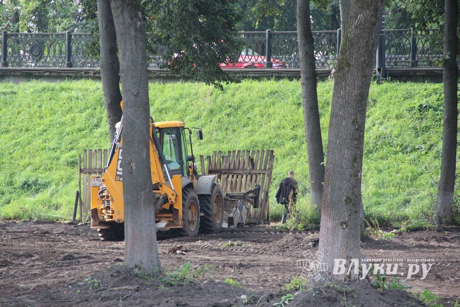 В великолукском парке приступили к планировке территории (ФОТО)