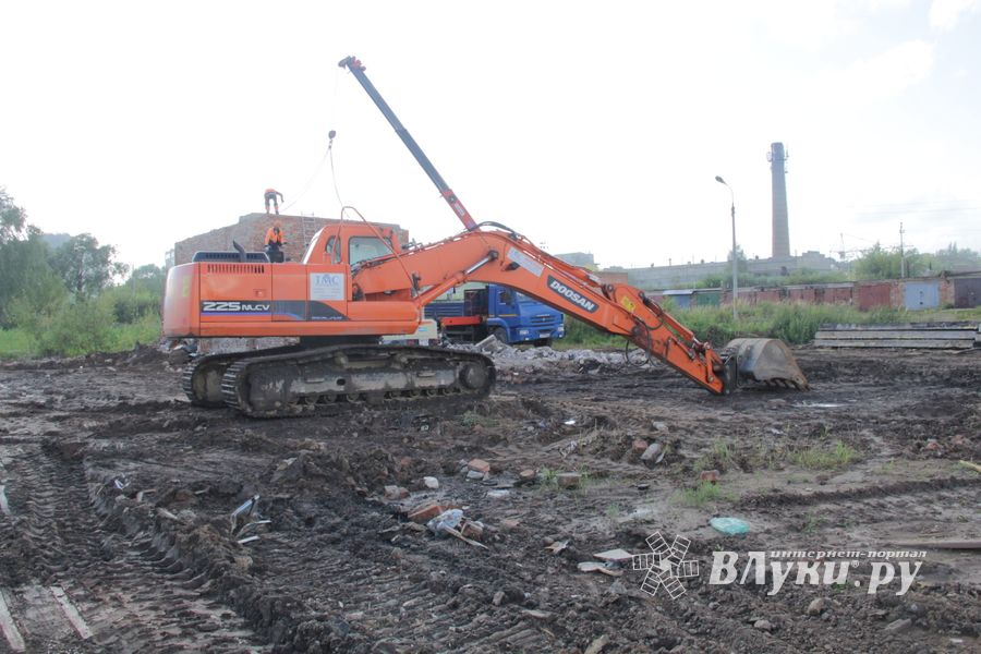 Расчистка местности для строительства путепровода в Великих Луках продолжается (ФОТО)