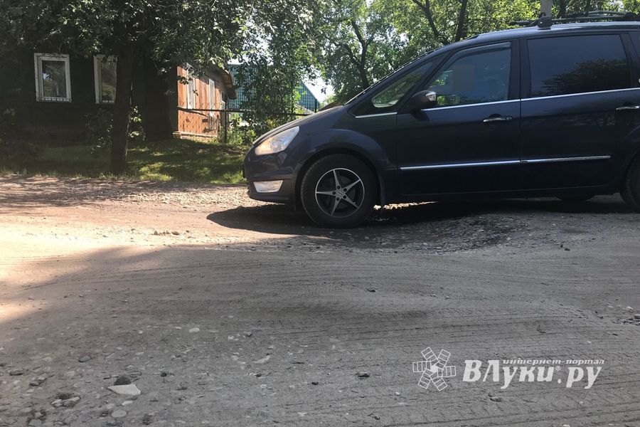 «Невидимый» асфальт на великолукской дороге (ФОТО)